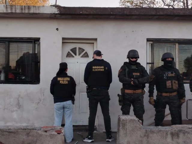 Dos allanamientos y un aprehendido por venta de droga